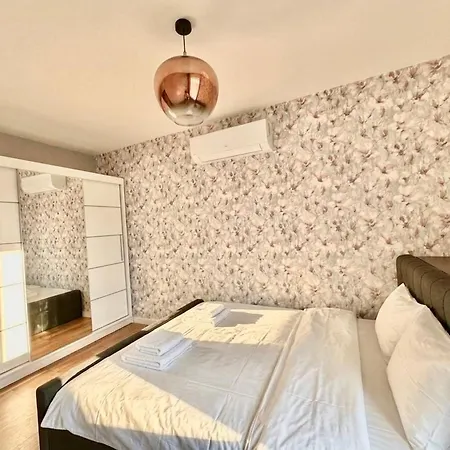 Elegant Retreat - Private Terrace And Parking Апартаменты *