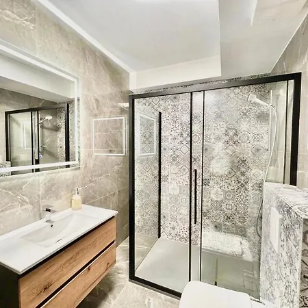 Апартаменты Elegant Retreat - Private Terrace And Parking